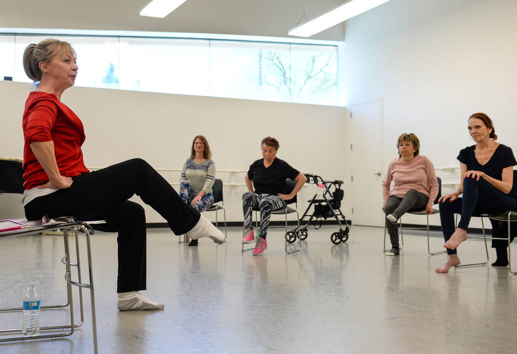 Pamela Lappen dirige una clase de ballet para personas con la enfermedad de Parkinson en el Nev ...