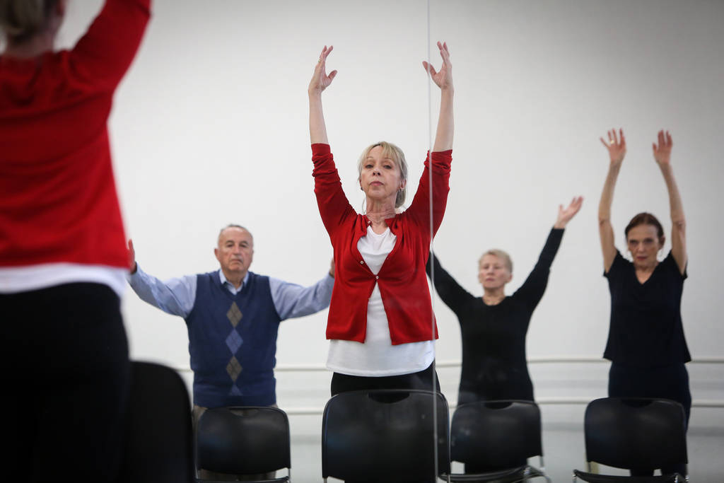Personas participan en una clase de ballet para personas con Parkinson liderada por Pamela Lapp ...