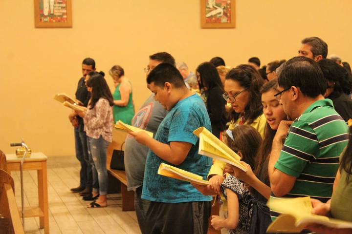 La comunidad ha buscado mantener sus tradiciones en su misma lengua y en la iglesia Santa Ana o ...