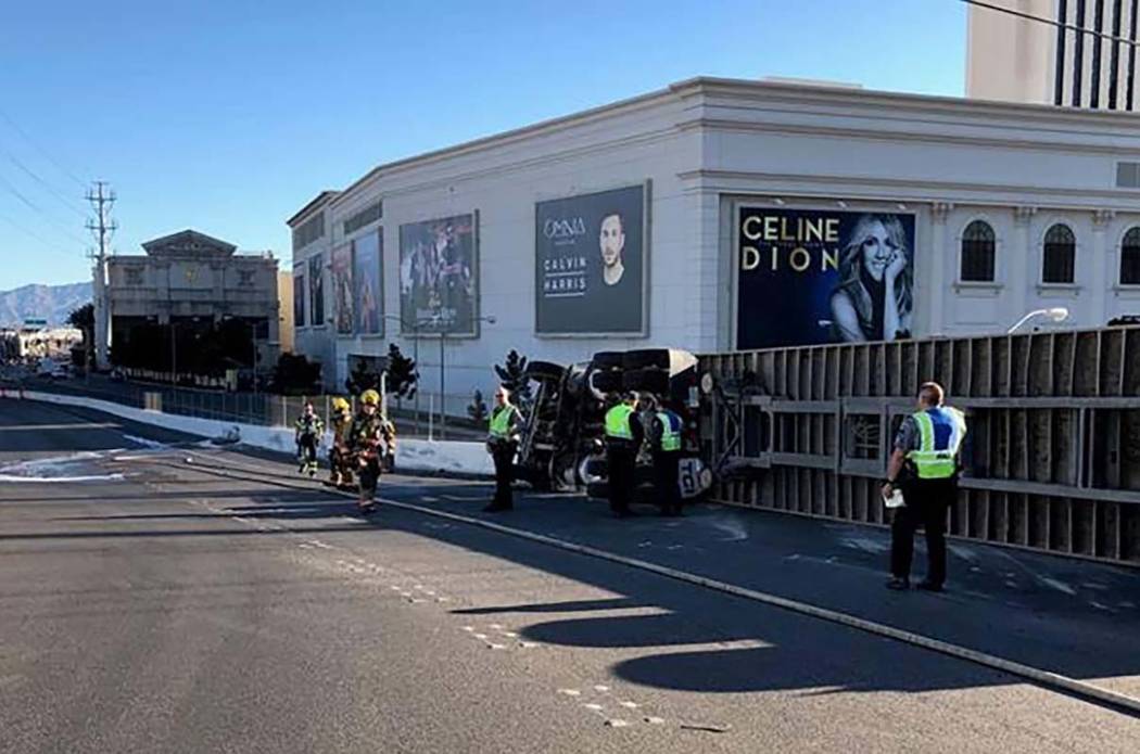 Según la Patrulla de Caminos de Nevada, ocurrió un accidente que involucró a un camión West ...