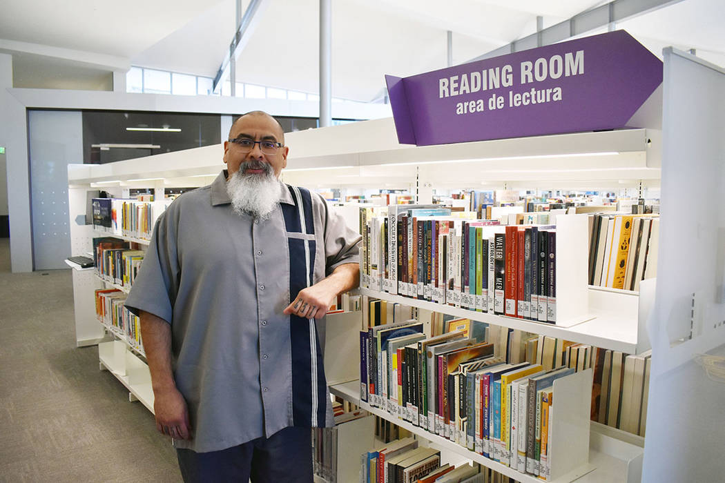 El gerente de la Biblioteca del Este de Las Vegas, Salvador Ávila, otorgó a El Tiempo un reco ...