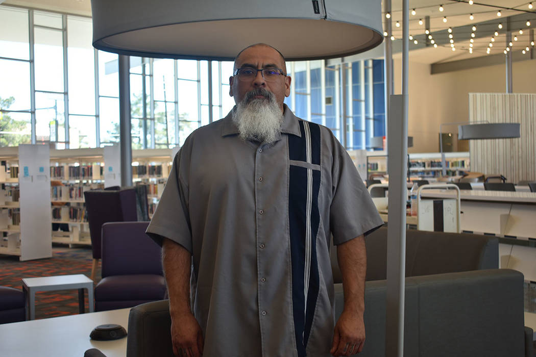 El gerente de la Biblioteca del Este de Las Vegas, Salvador Ávila, otorgó a El Tiempo un reco ...