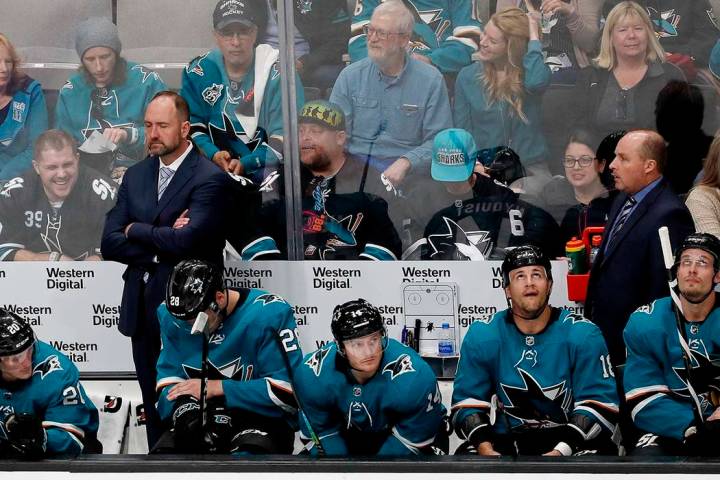 El entrenador de los San José Sharks, Peter DeBoer, atrás a la izquierda, se encuentra en el ...