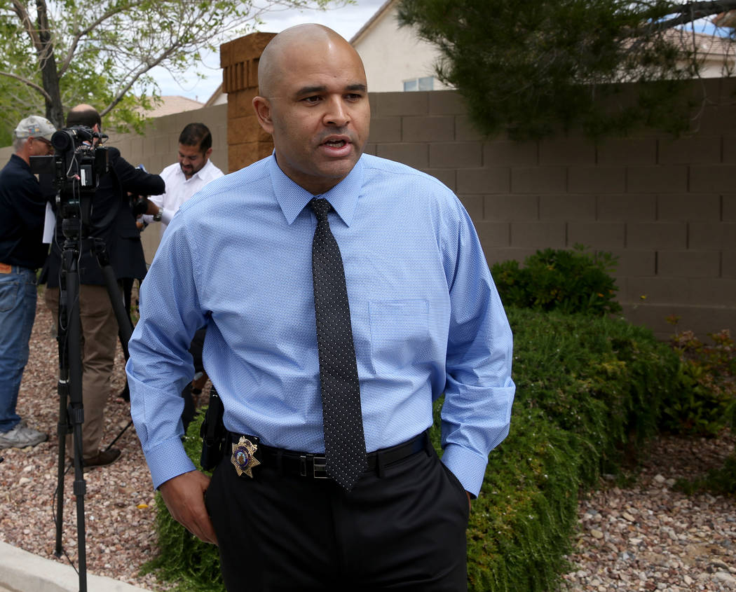 El teniente de homicidios de Las Vegas, Ray Spencer, habla con un reportero sobre un tiroteo en ...