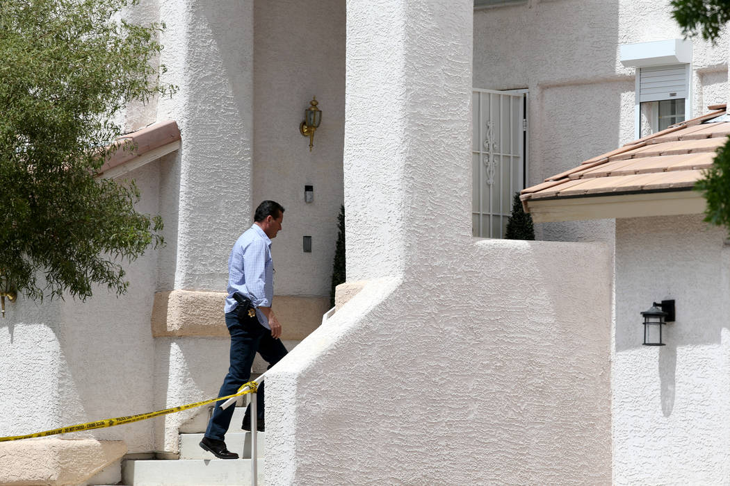 La policía de Las Vegas investiga un homicidio en una comunidad cerrada cerca de las unidades ...