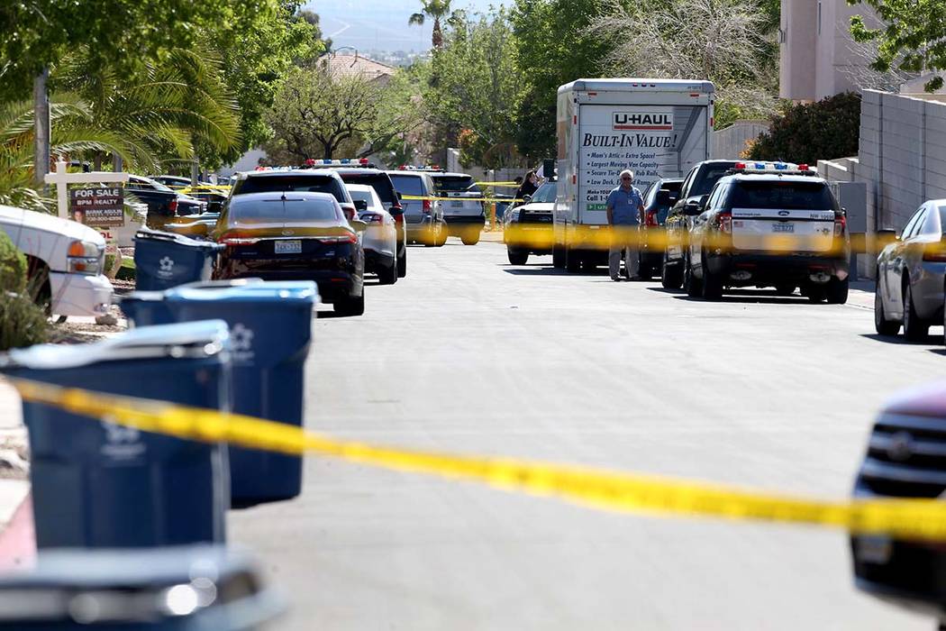 La policía de Las Vegas investiga un homicidio en una comunidad cerrada cerca de las unidades ...