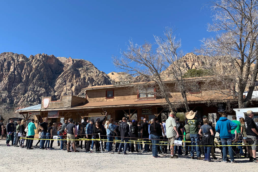 Los visitantes hacen fila para recibir un último viaje a Bonnie Springs Ranch, el domingo 17 d ...