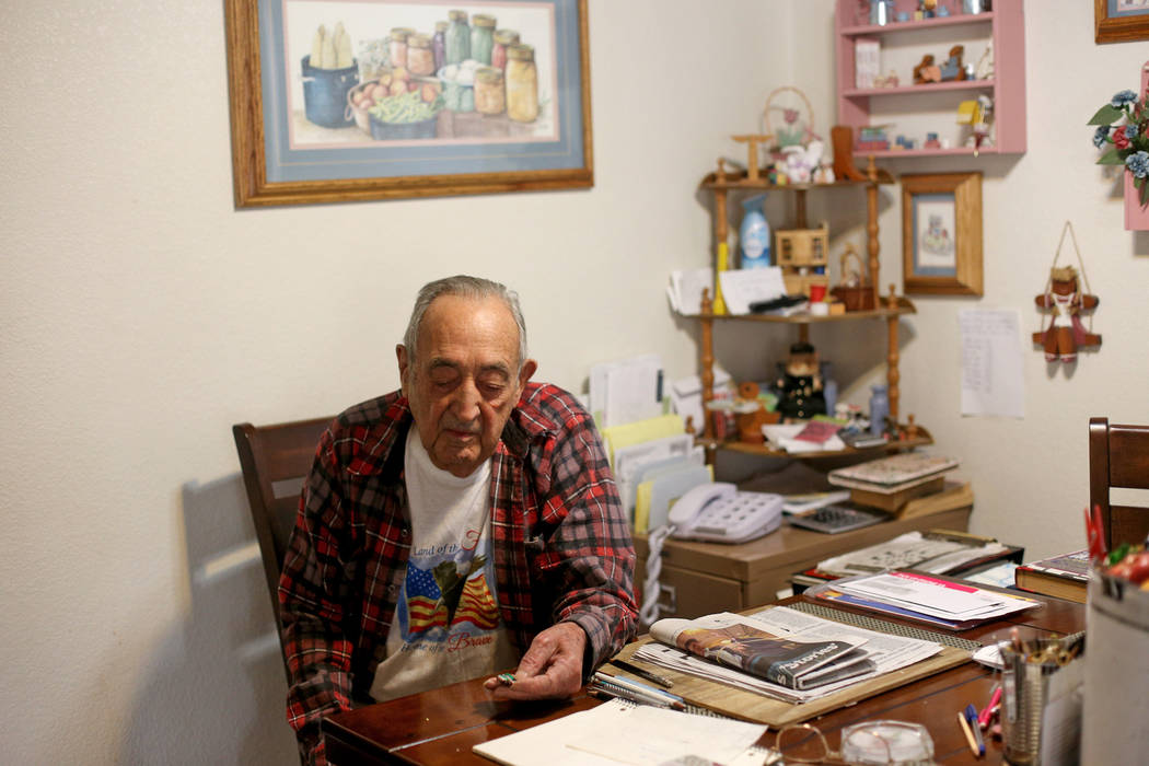 Onofrio "No-No" Zicari, de 96 años, muestra al Review-Journal una medalla de la Segunda Guerra ...
