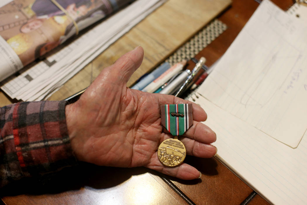 Onofrio "No-No" Zicari, de 96 años, muestra al Review-Journal una medalla de la Segunda Guerra ...