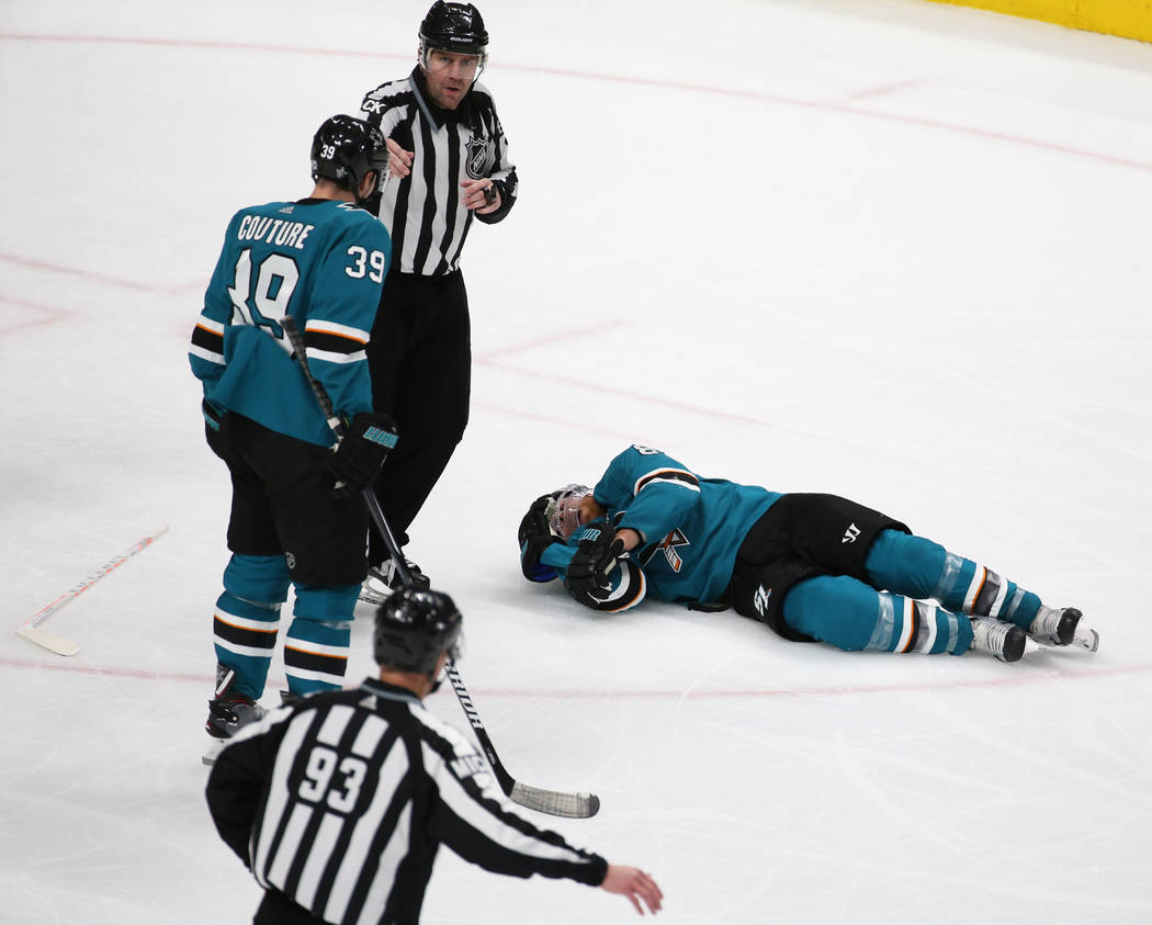 El centro de los Sharks, Joe Pavelski (8), tumbado sobre el hielo luego de ser golpeado por el ...