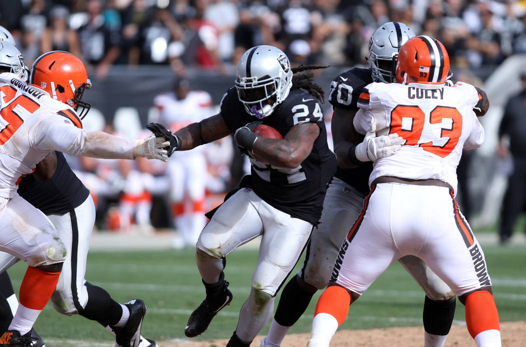 El corredor de los Raiders de Oakland, Marshawn Lynch (24), empuja una mano del tackle defensiv ...