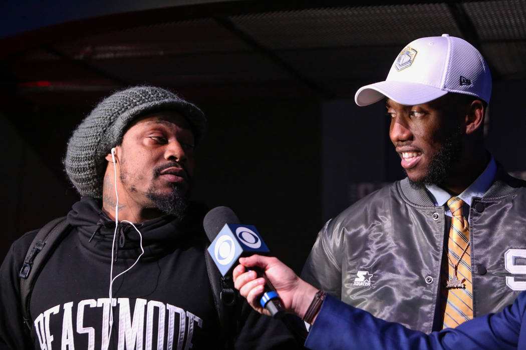 Josh Johnson observa a su primo y jugador de la NFL, Marshawn Lynch, ser entrevistado durante e ...