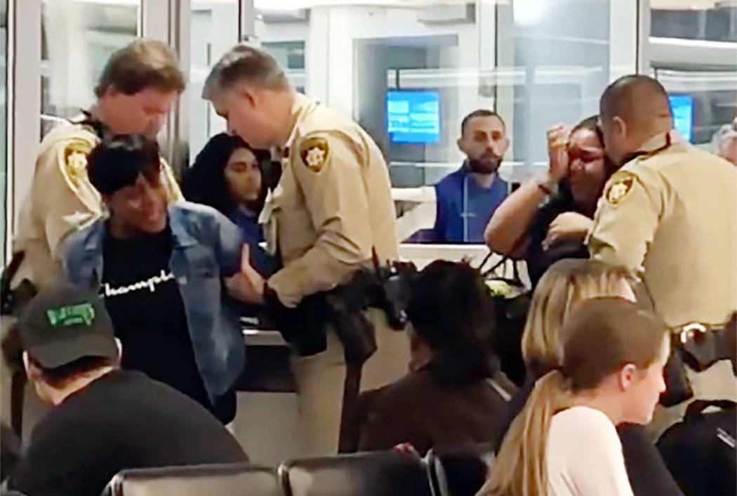 Rosetta Swinney es arrestada por la policía de Las Vegas en el Aeropuerto Internacional McCarr ...