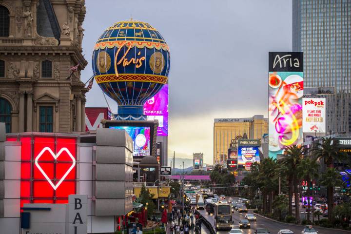 Los autos pasan por Paris Las Vegas en el Strip, el miércoles 20 de marzo de 2019. (Benjamin H ...