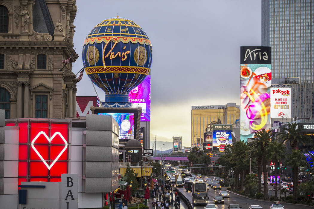 Los autos pasan por Paris Las Vegas en el Strip, el miércoles 20 de marzo de 2019. (Benjamin H ...