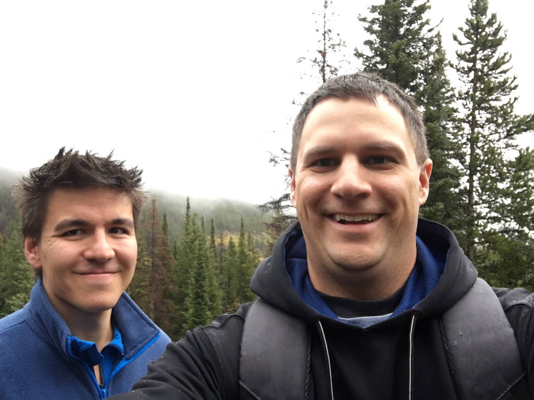 James Holzhauer, a la izquierda y Brad Phillips caminando en Colorado. (Brad Phillips)