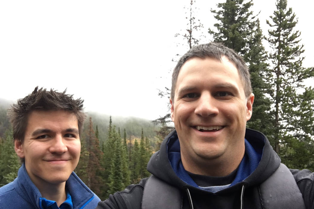 James Holzhauer, a la izquierda y Brad Phillips caminando en Colorado. (Brad Phillips)