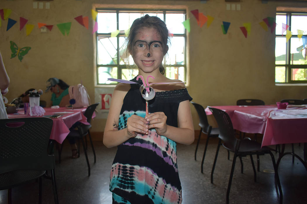 La niña Lucila Vergara –de ascendencia argentina- muestra una mariposa realizada en el talle ...