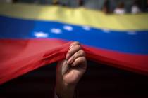 ARCHIVO. Xalapa, 13 Mar 2019 (Notimex-Vergara/DPA).- Una mujer sostiene la bandera venezolana d ...