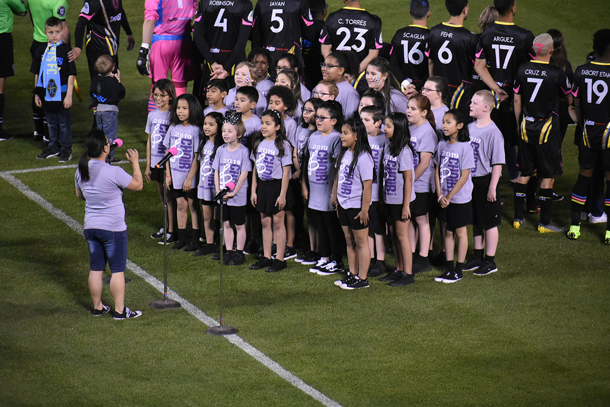 Estudiantes de la primaria Ernest May interpretaron el Himno Nacional de Estados Unidos antes del juego. Sábado 13 de abril de 2019 en el Cashman Field. Foto Anthony Avellaneda / El Tiempo.