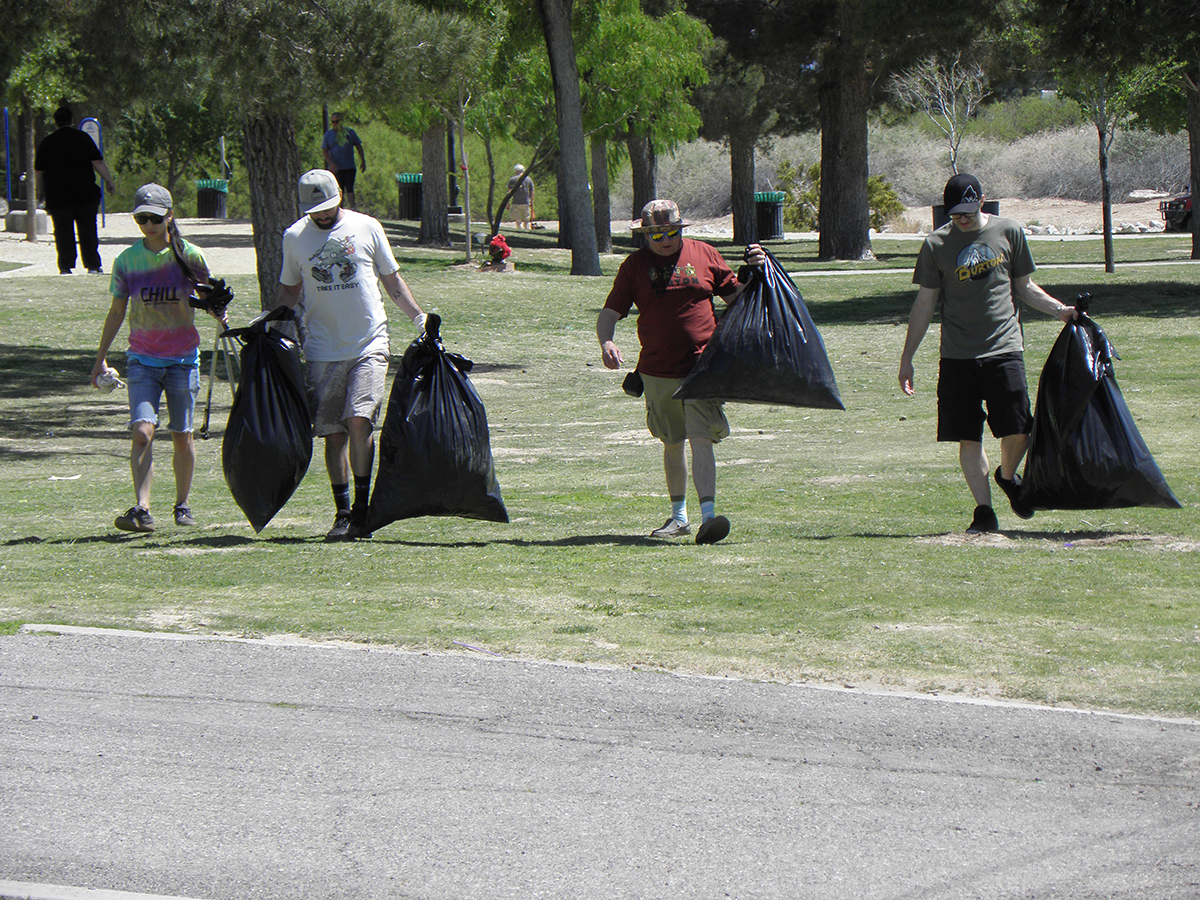 Voluntarios de Sierra Club celebraron el Día de la Tierra limpiando el parque Sunset. Lunes 22 de abril de 2019. Foto Cortesía Sierra Club.