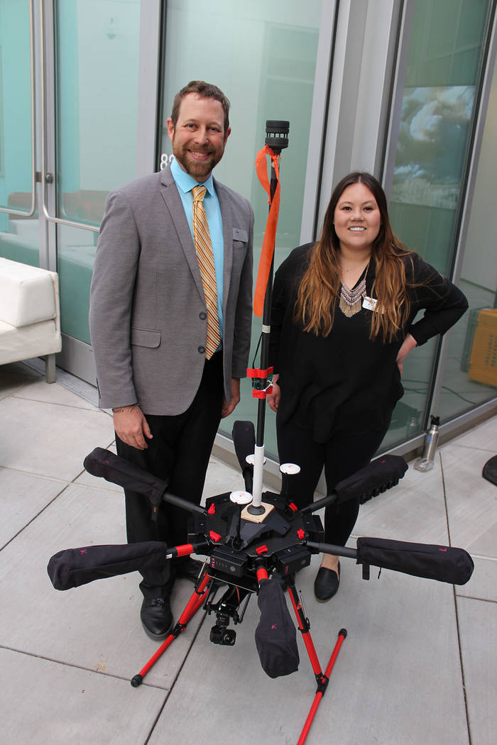 Doctor Adam Watts, de Ciencias Atmosféricas de DRI, mostró su drone para analizar el aire en ...