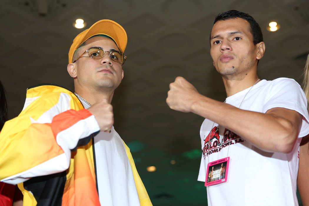Joseph Díaz Jr., a la izquierda, y Freddy Fonseca posan durante su gran llegada al MGM Grand h ...