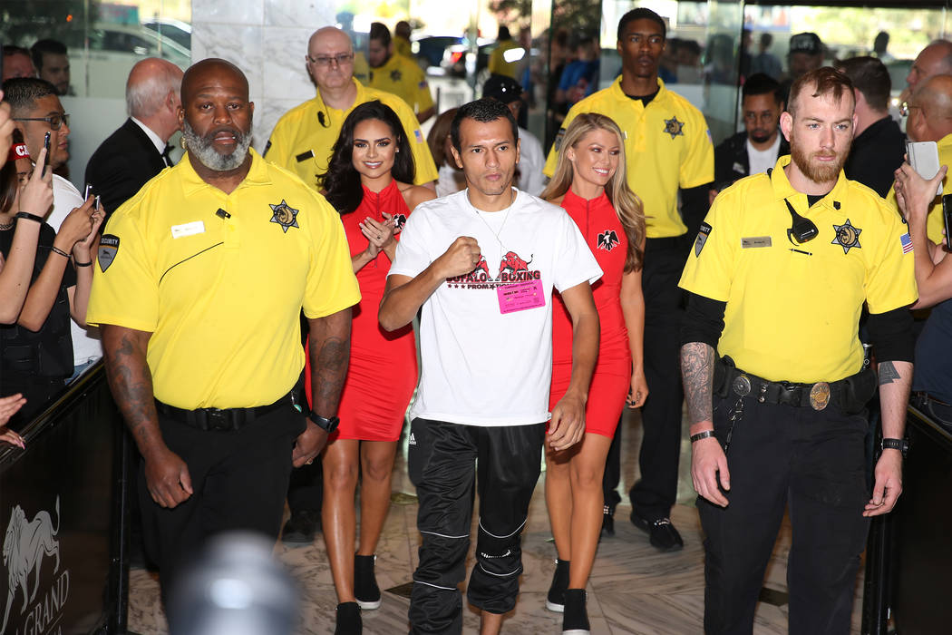 Freddy Fonseca hace su gran llegada al MGM Grand hotel-casino en Las Vegas, el martes 30 de abr ...