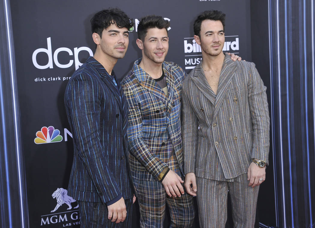Joe Jonas, desde la izquierda, Nick Jonas y Kevin Jonas, de los Jonas Brothers, llegan a los Bi ...