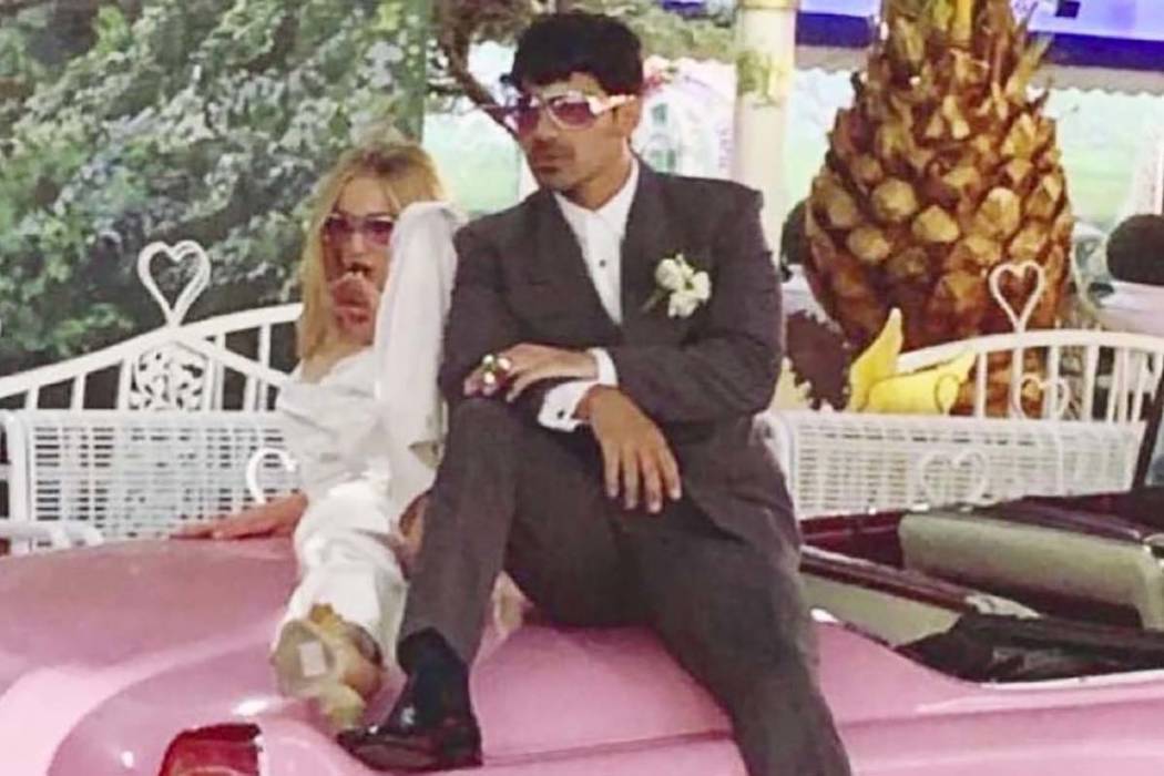 Sophie Turner y Joe Jonas posan en un Cadillac rosado después de haberse casado en la Capilla ...