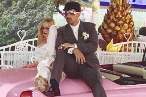 Sophie Turner y Joe Jonas posan en un Cadillac rosado después de haberse casado en la Capilla ...