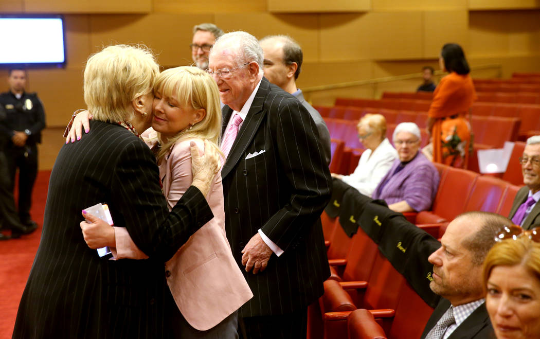 La alcaldesa de Las Vegas, Carolyn Goodman, besa a su hija, Cara Goodman, mientras su esposo, e ...