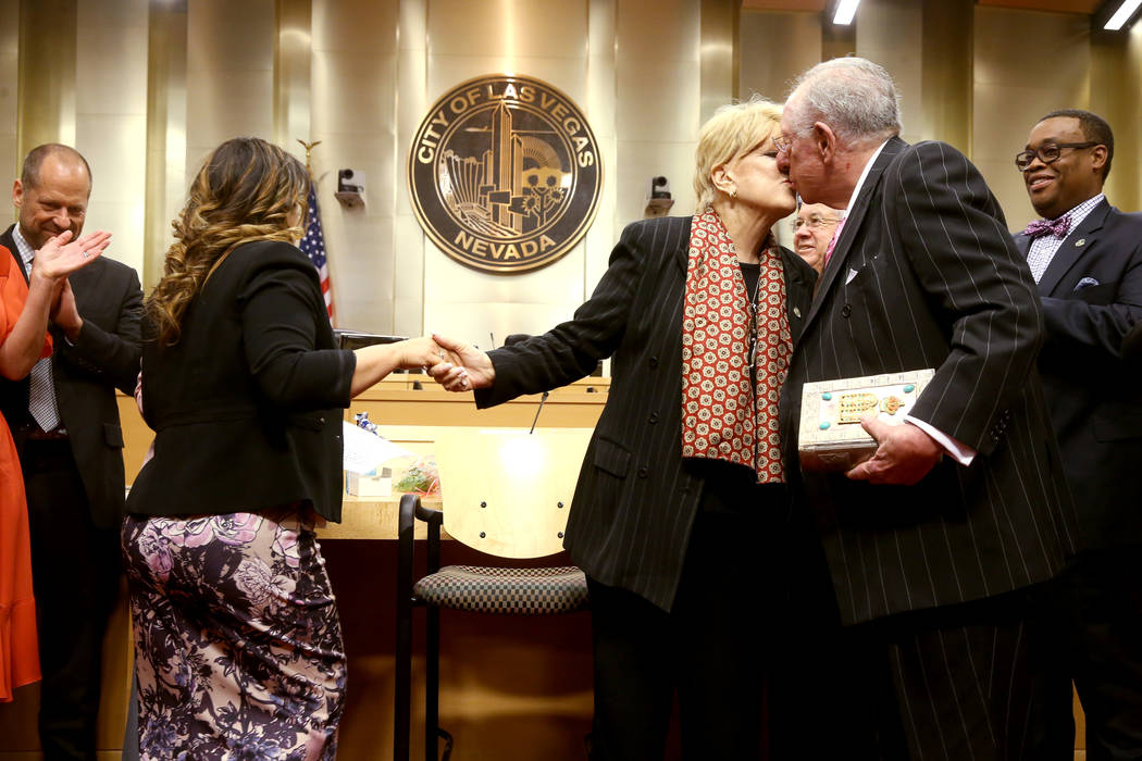 Carolyn Goodman, alcaldesa de Las Vegas, se da la mano con la Secretaria de la Ciudad de Las Ve ...