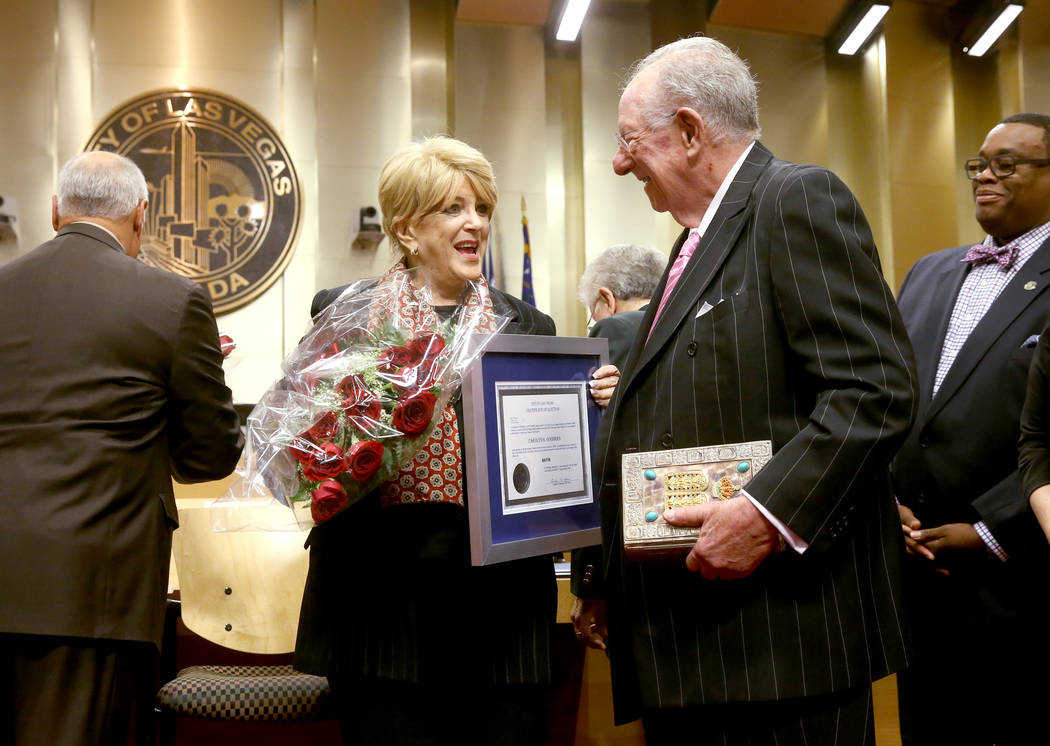 La alcaldesa de Las Vegas, Carolyn Goodman, celebra con su esposo, el ex alcalde Óscar Goodman ...