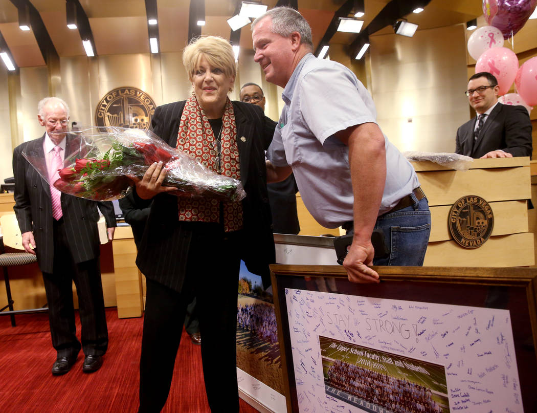 La alcaldesa de Las Vegas, Carolyn Goodman, abraza a Bret Peterson, director de The Meadows Sch ...
