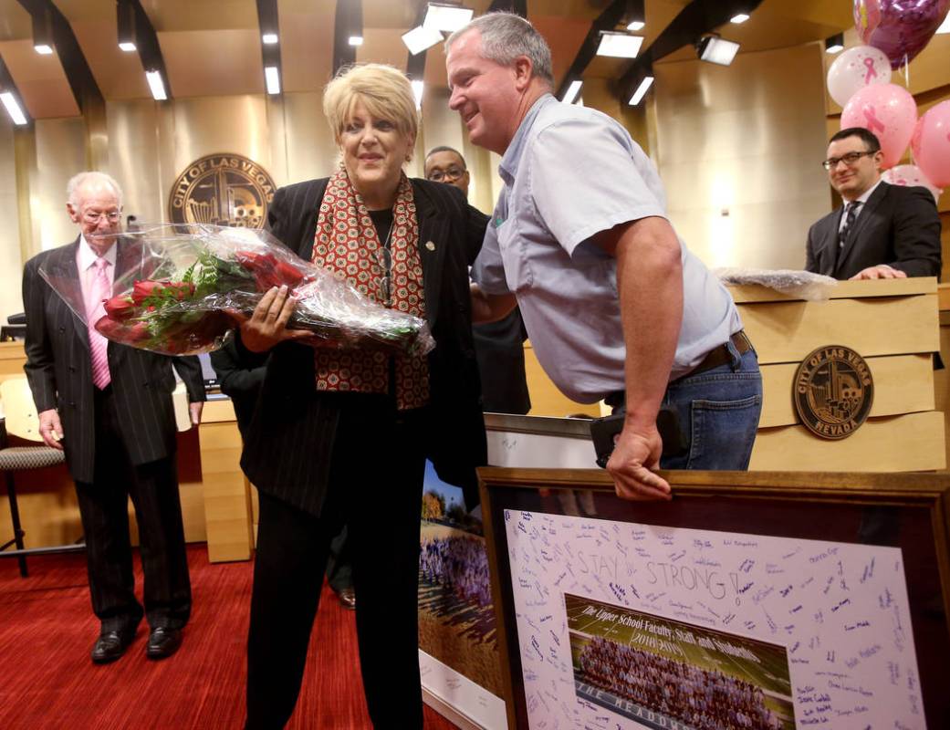 La alcaldesa de Las Vegas, Carolyn Goodman, abraza a Bret Peterson, director de The Meadows Sch ...