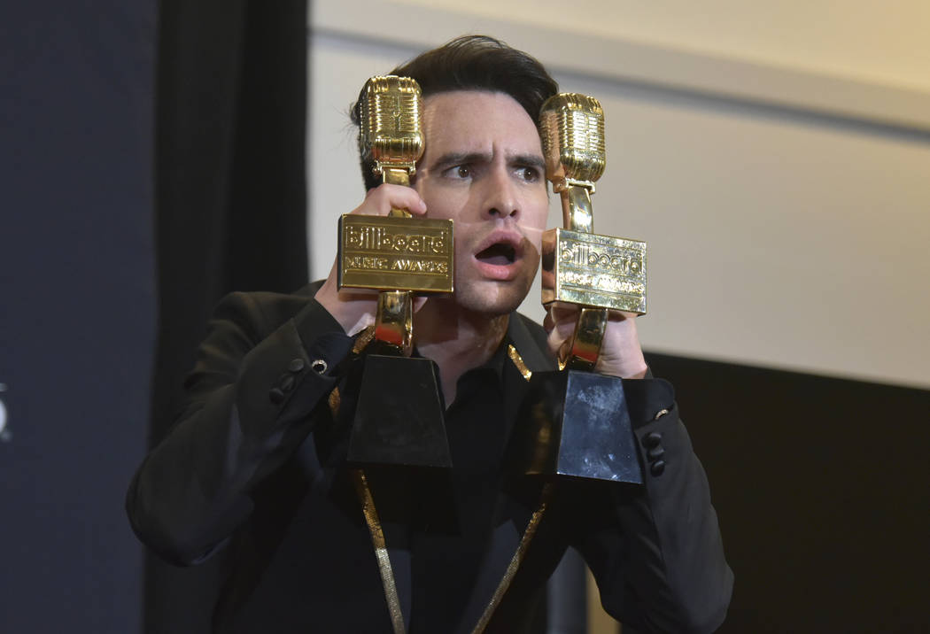 Brendon Urie, de Panic! At The Disco, posa en la sala de prensa con los premios al mejor álbum ...