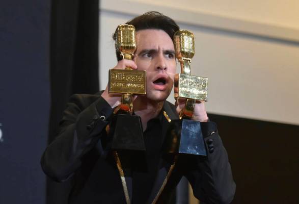 Brendon Urie, de Panic! At The Disco, posa en la sala de prensa con los premios al mejor álbum ...