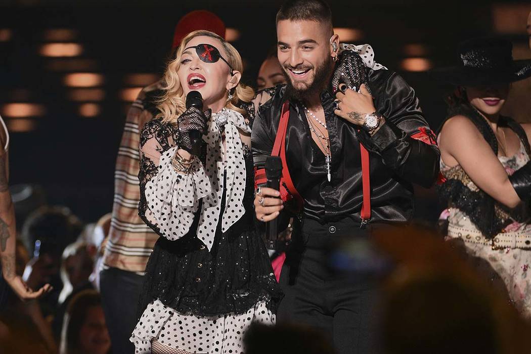 Madonna, a la izquierda y Maluma tocan "Medellín" en los Billboard Music Awards el miércoles ...