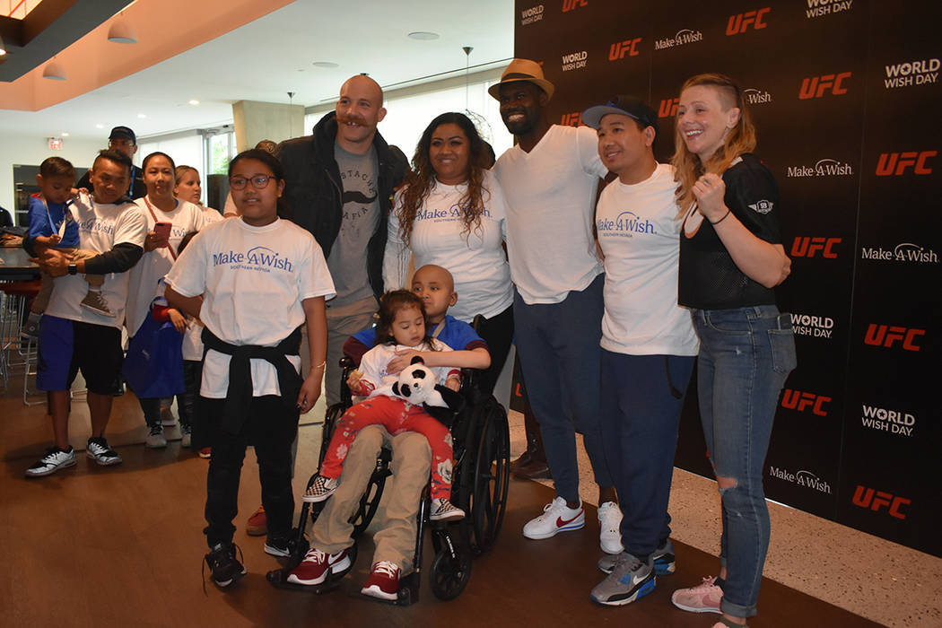 Peleadores de UFC se tomaron el tiempo de convivir con los 11 niños que recibirán el cumplimi ...