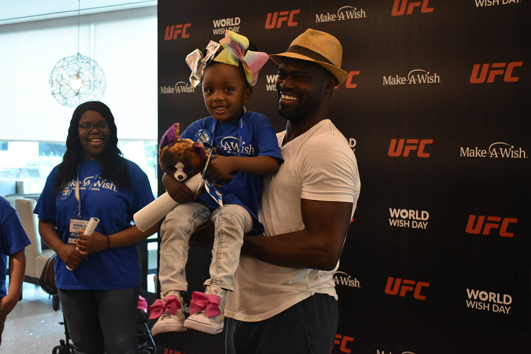 Peleadores de UFC se tomaron el tiempo de convivir con los 11 niños que recibirán el cumplimi ...