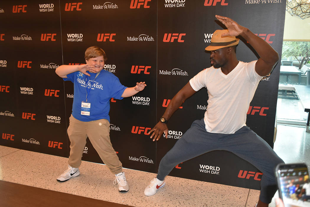 Peleadores de UFC se tomaron el tiempo de convivir con los 11 niños que recibirán el cumplimi ...