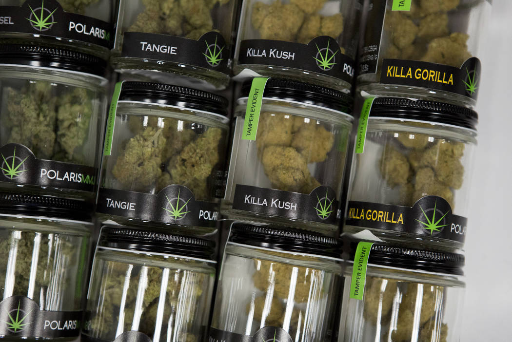 Productos de marihuana se encuentran en un cajón del dispensario de marihuana medicinal BLM La ...