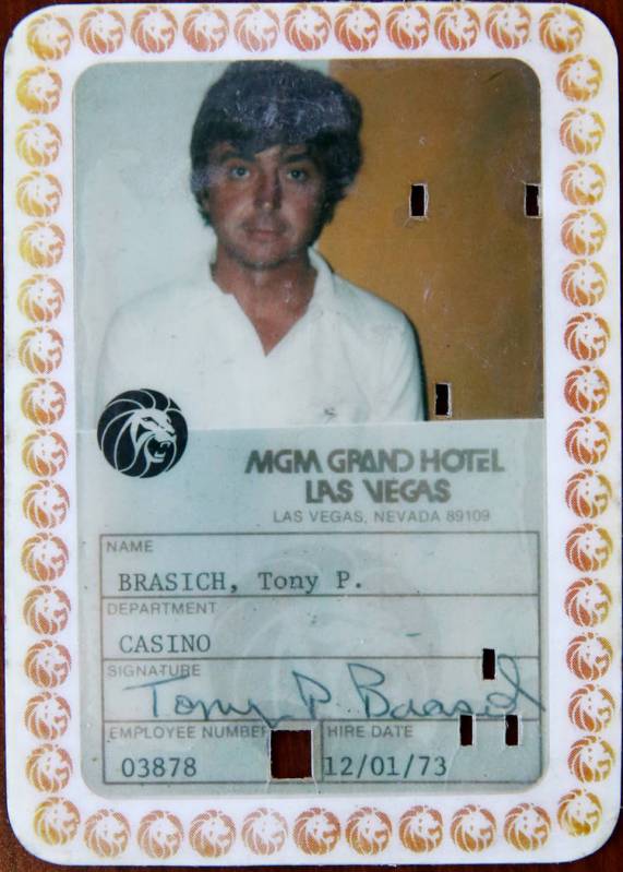Anthony Brasich, de 71 años, de Las Vegas, muestra su identificación de empleado mientras esp ...