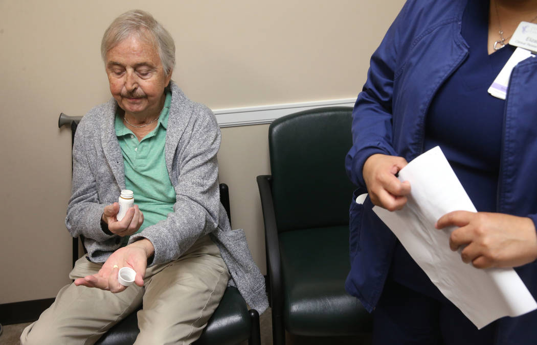 Anthony Brasich, de 71 años, de Las Vegas, se prepara para tomar su dosis de un nuevo tratamie ...