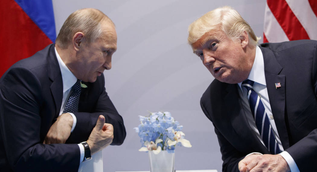 Archivo.- El presidente ruso, Vladimir Putin, se reúne con el presidente Donald Trump en la Cu ...