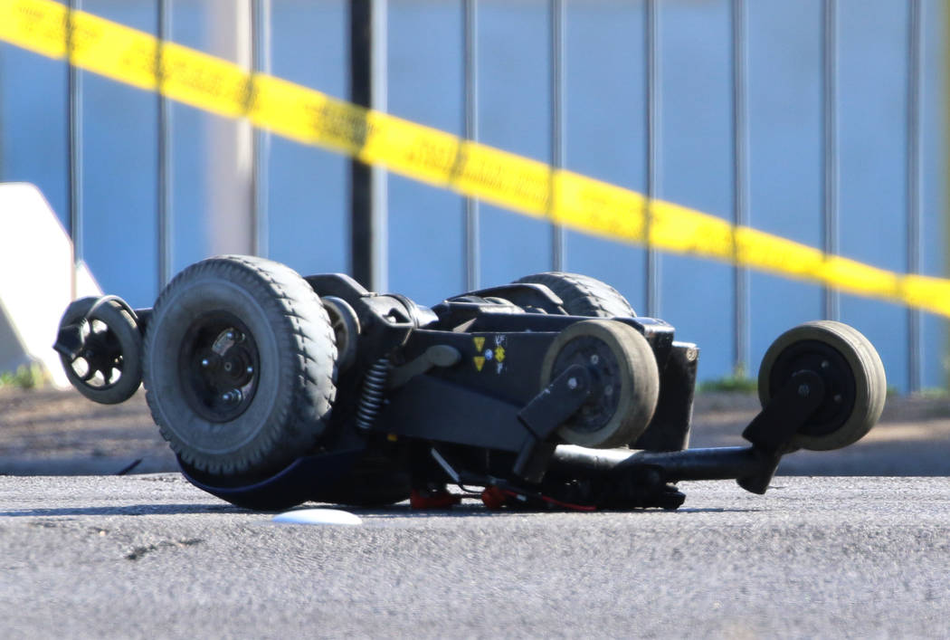 Se ve una silla de ruedas motorizada en el lugar de un accidente mientras la policía de Hender ...