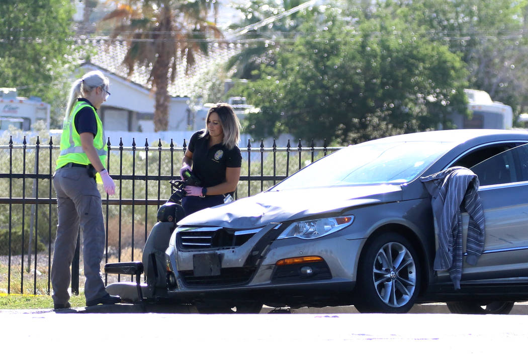 La policía de Henderson está investigando después de que una persona en una silla de ruedas ...