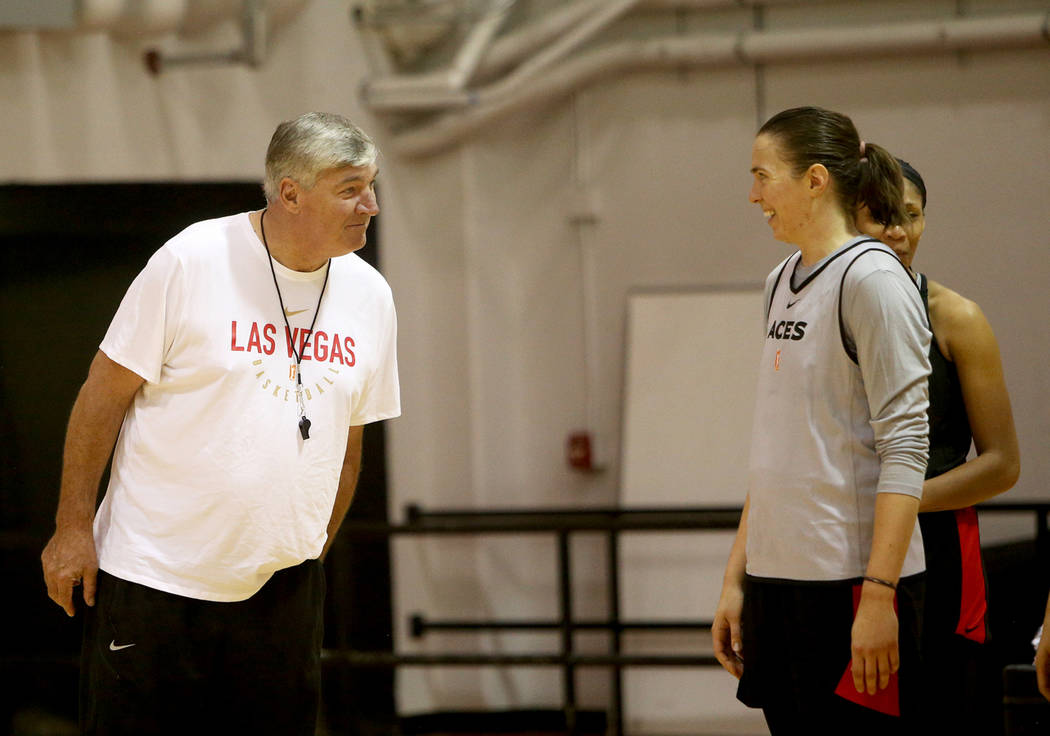 El entrenador Bill Laimbeer de Las Vegas Aces, bromea con Ruth Hamblin durante el primer campam ...