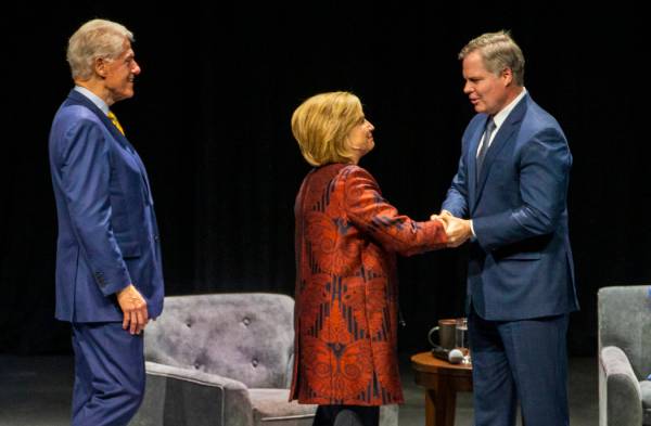 El ex presidente de los EE.UU., Bill Clinton, y la ex secretaria de Estado de los EE.UU., Hilla ...